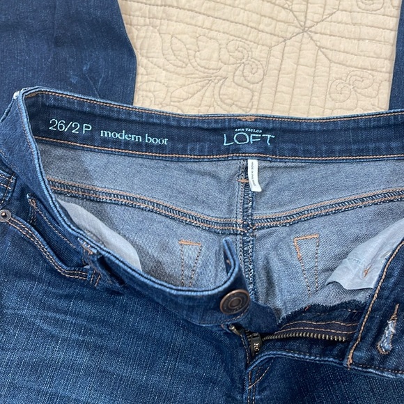 LOFT Modern Boot Cut Jeans Size 2P - Picture 3 of 4